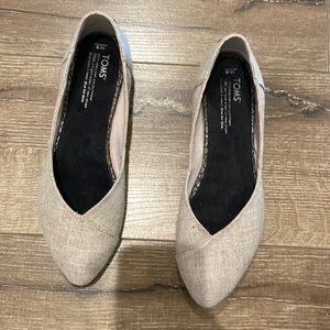 Tom’s linen flats